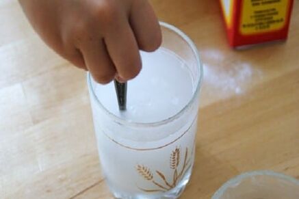 Stiklinėje ištirpinta soda