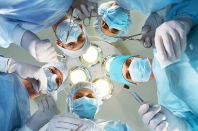 Chirurgai atlieka varpos padidinimo operaciją